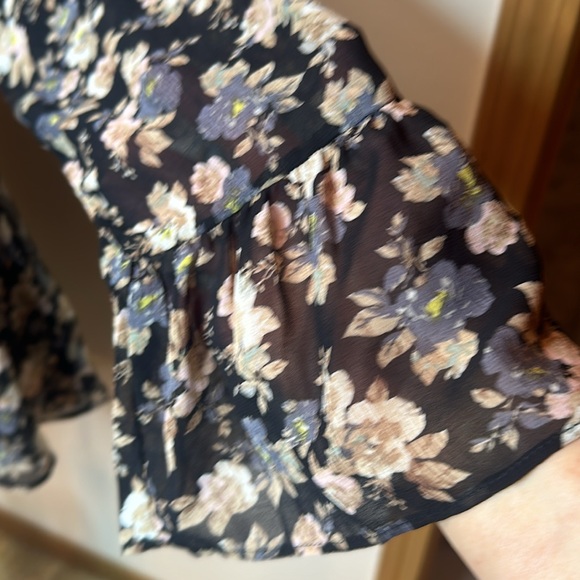 NWT beautiful flowing blouse - Picture 3 of 9